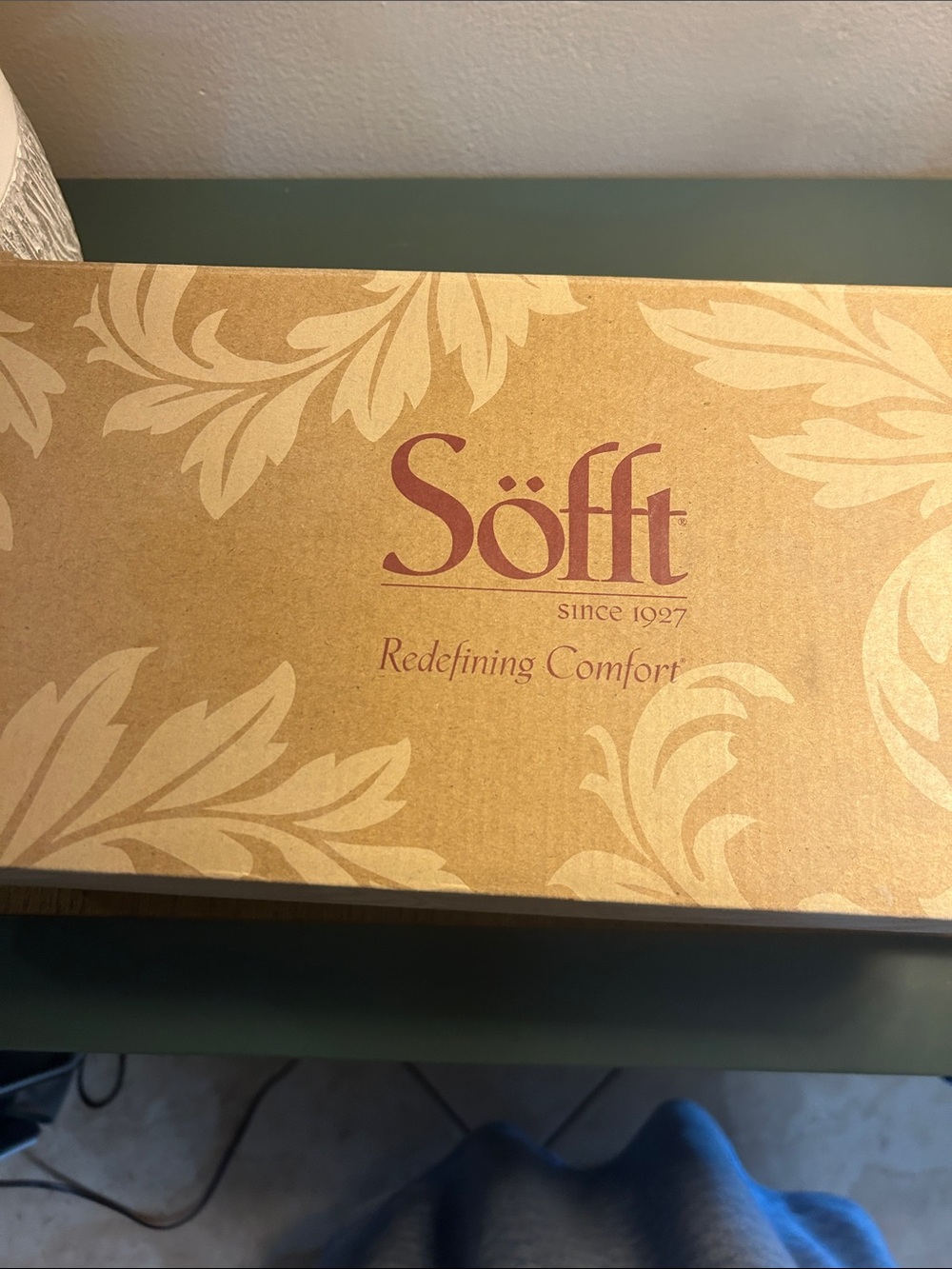 Söfft Women's Shoe Box in Tan and Cream Branding